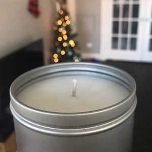NWT 6 ounce Coconut-Apricot essential oil candle